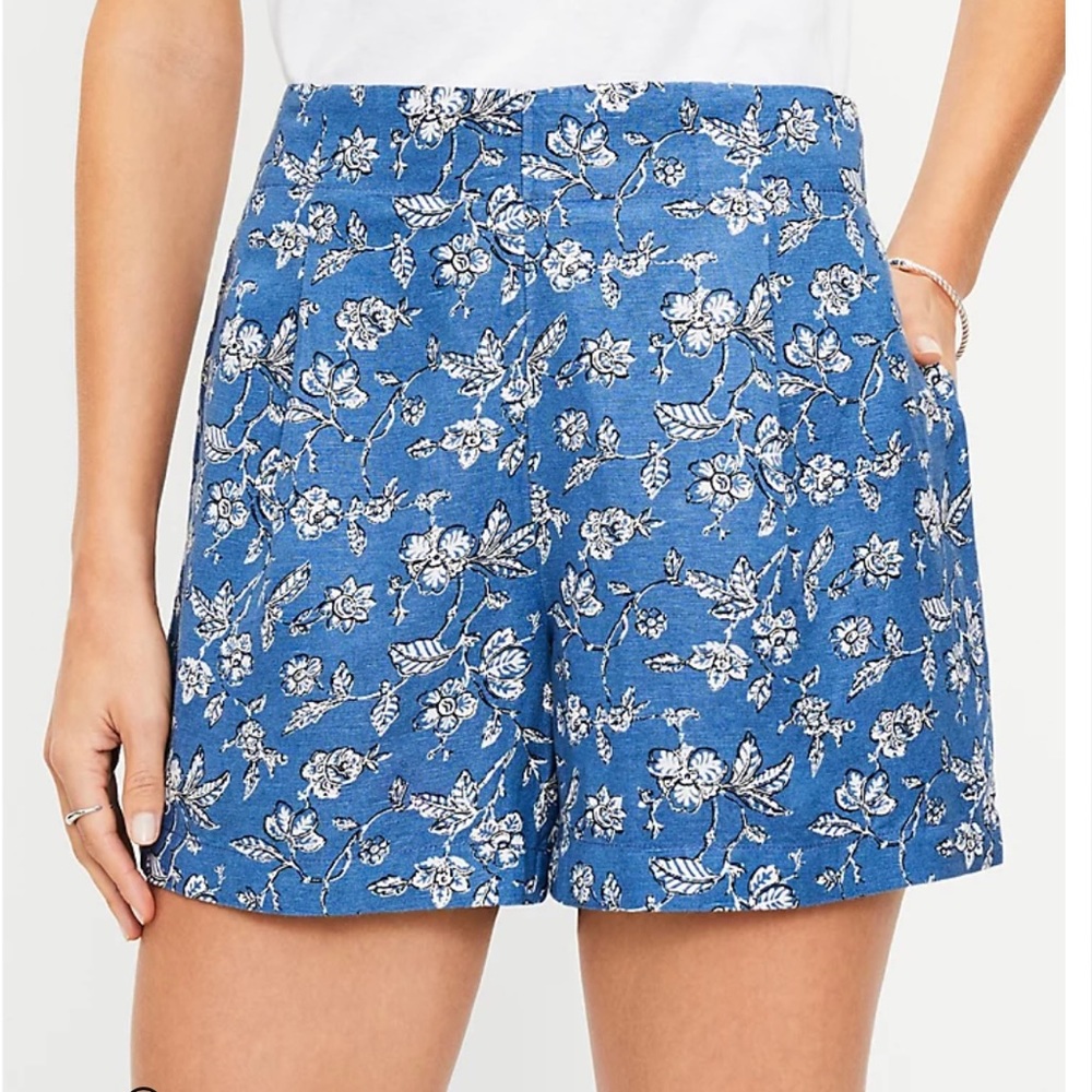 Loft Pleated Pull On Shorts in Floral